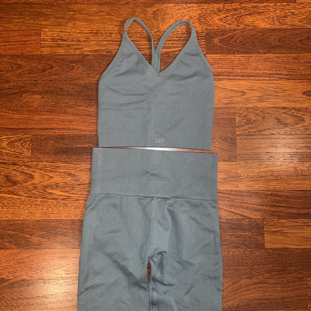 SET ACTIVE - SCULPTFLEX RIBBED V BRA/ SCULPTFLEX LEGGINGS- size small